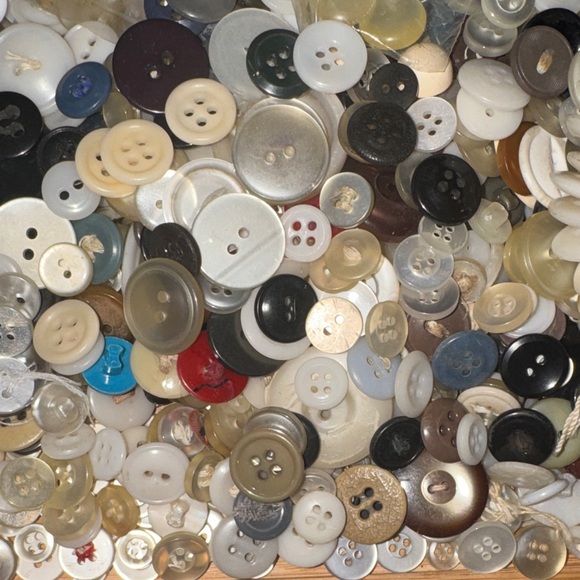 6,168 Button Bundle Assorted - Picture 4 of 13